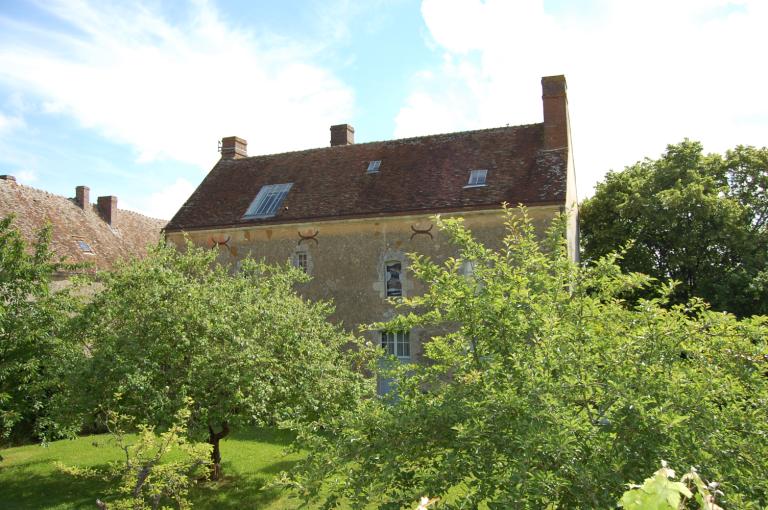 Ancien presbytère. ; Vue générale de la maison presbytérale depuis l'ouest.