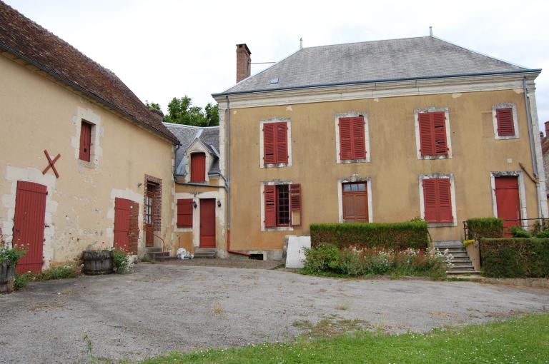 Bourg, maison de notable (sélectionnée). ; Maison de maître au bourg. ; Vue générale, depuis la cour intérieure au sud.