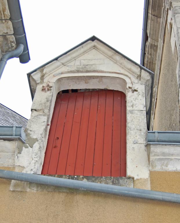 Vue de détail de la lucarne au linteau en anse de panier.