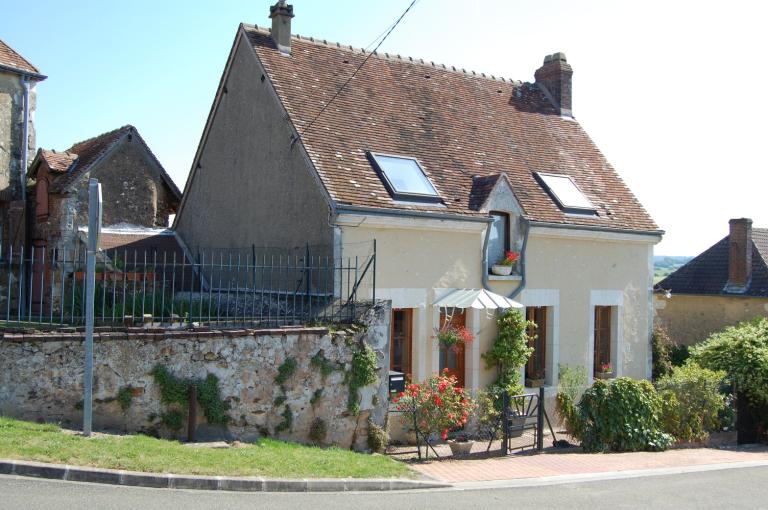 Bourg, maison en rez-de-chaussée et à comble à surcroît (repérée).