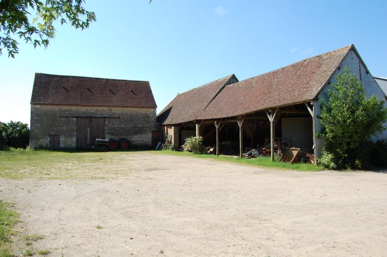 Vue d'ensemble de la grange et du hangar agricole.