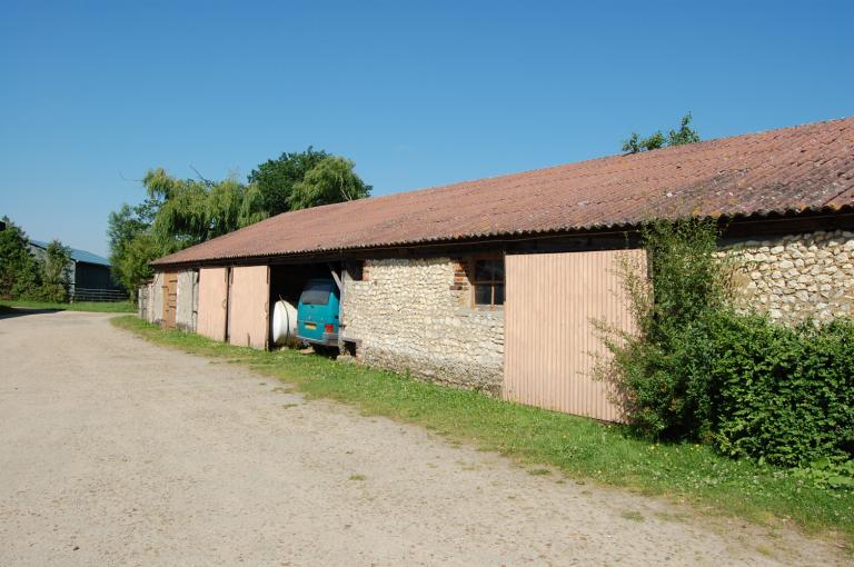 Vue des remises et hangars.