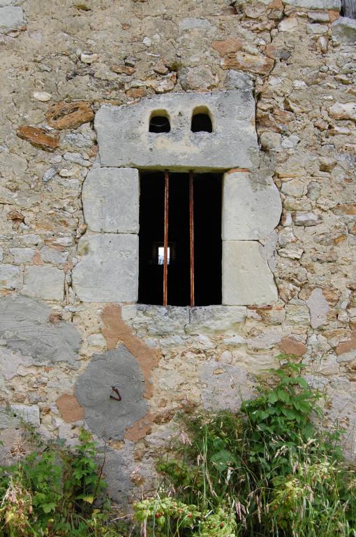 Grange-étable et écurie, détail d'une baie surmontée d'un pigeonnier.