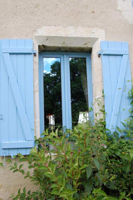 Bâtiment principal, partie logis, détail d'une baie chanfreinée.