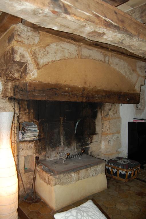 Bâtiment principal, partie logis, cheminée du rez-de-chaussée.