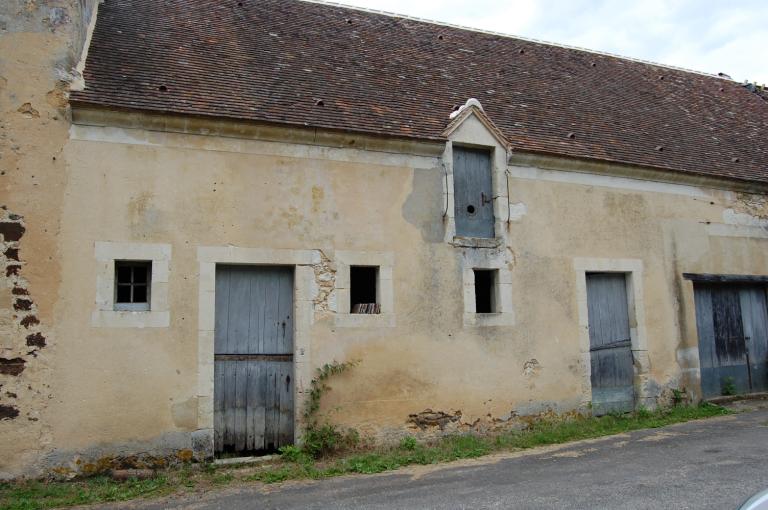 Grange-étable accolée à l'est de la porterie.