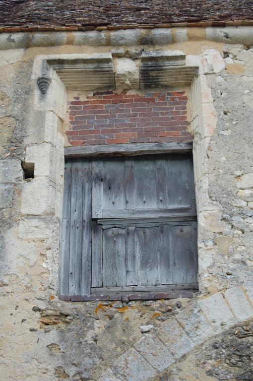 Ancienne fenêtre du premier étage de la porterie.