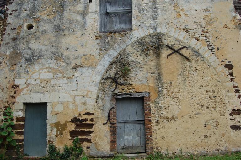 Vue de détail de la porte charretière et de la porte piétonne de la porterie.