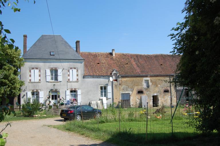 Nouveau logis, ancien logis et écurie, vue générale depuis le sud.