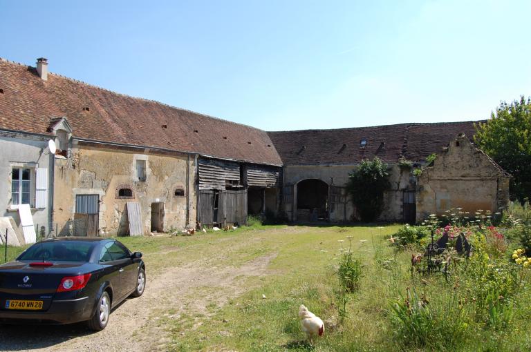 La brosse, ferme (selectionnée). ; Vue d'ensemble des dépendances agricoles, depuis l'ouest.