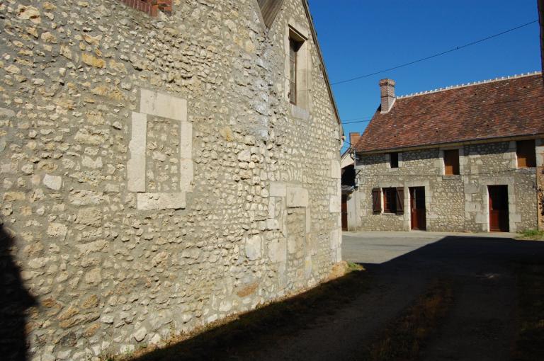 Mur-pigon est, ouvertures obstruées, et anciennes dépendances.