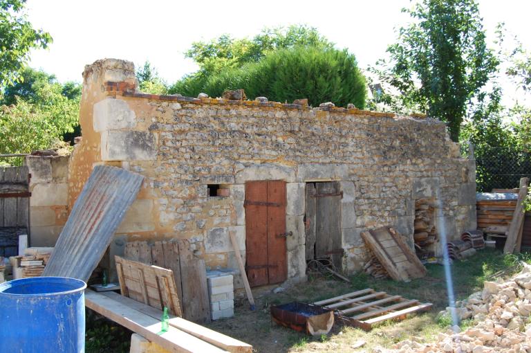 Toit à porcs (en cours de reconstruction), élévation nord-ouest.