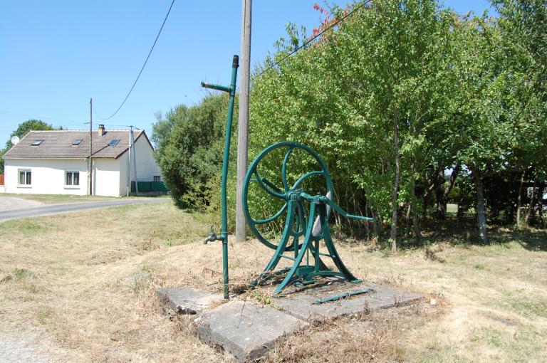 Vue du puits et de la mare.