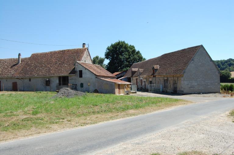 Vue générale depuis l'ouest. ; Ferme 1 à logements multiples (sélectionnée).