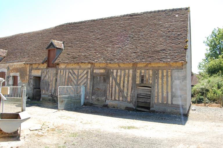 La Saussaye, ferme en pan-de-bois (sélectionnée). ; Bâtiment sud, partie ouest, logis et dépendance en pan-de-bois.