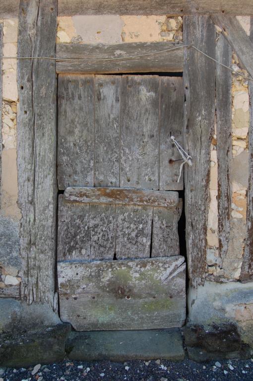 Bâtiment sud, partie ouest, détail de la porte de l'écurie (clous en bois).