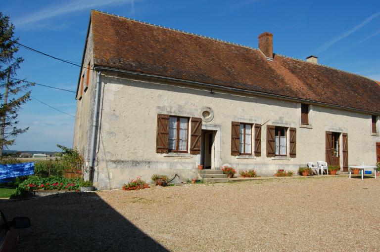 Logis et ancienne laiterie sur caves voûtées, élévation sud.