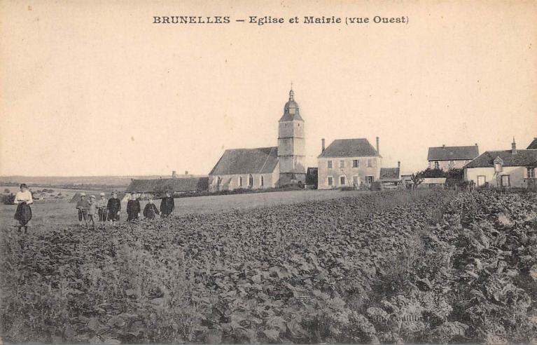 Bourg, rue de l'Église et rue des Moulins, vue vers le nord.