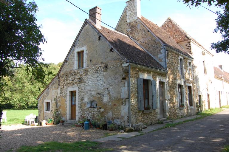 Les deux logements à l'ouest de la porterie.