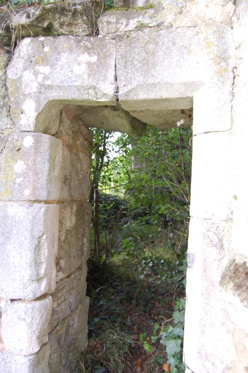 Chevet, porte à encadrement chanfreiné.