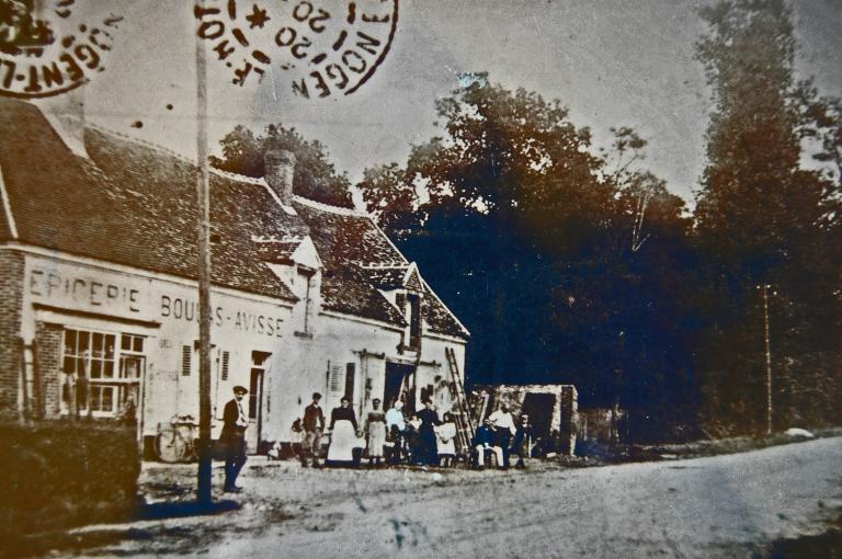 Épicerie et bâtiment non identifiable. Carte postale ancienne, début 20e siècle. (Archives communales de Champrond-en-Perchet).