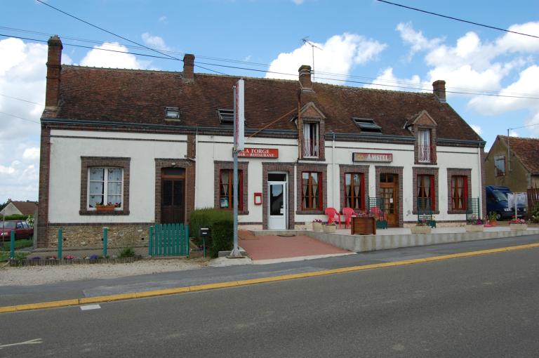 Bourg, alignement de deux maisons jumelées en rez-de-chaussée et d'une ancienne maréchalerie (édifice étudié). ; Vue générale depuis le sud (état en 2008).