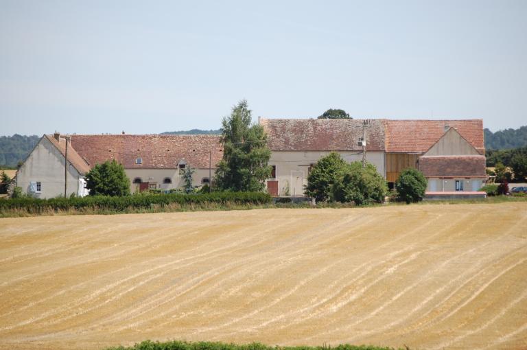 Vue d'ensemble de la ferme depuis l'ouest.