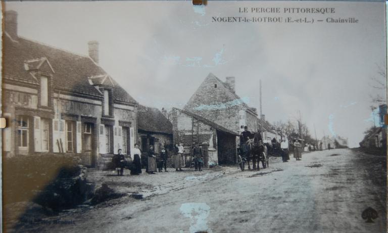 Vue partielle depuis le sud (carte postale ancienne, début 20e siècle). (Archives communales de Champrond-en-Perchet).. ; Alignement de deux maisons et d'une maréchalerie, vue partielle depuis le sud. Carte postale ancienne, début 20e siècle. (Archives communales de Champrond-en-Perchet).