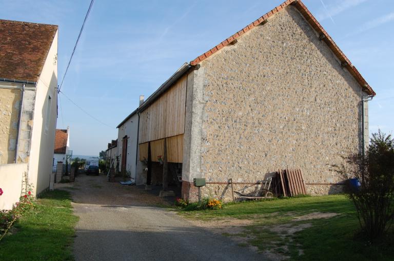 Vue générale de la grange-écurie depuis le sud.