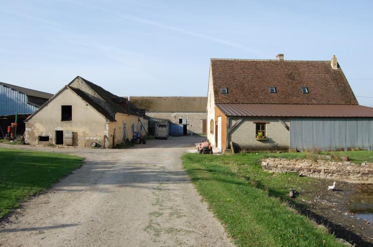 La Bouillère, ferme bloc à terre en équerre (repérée, non étudiée).