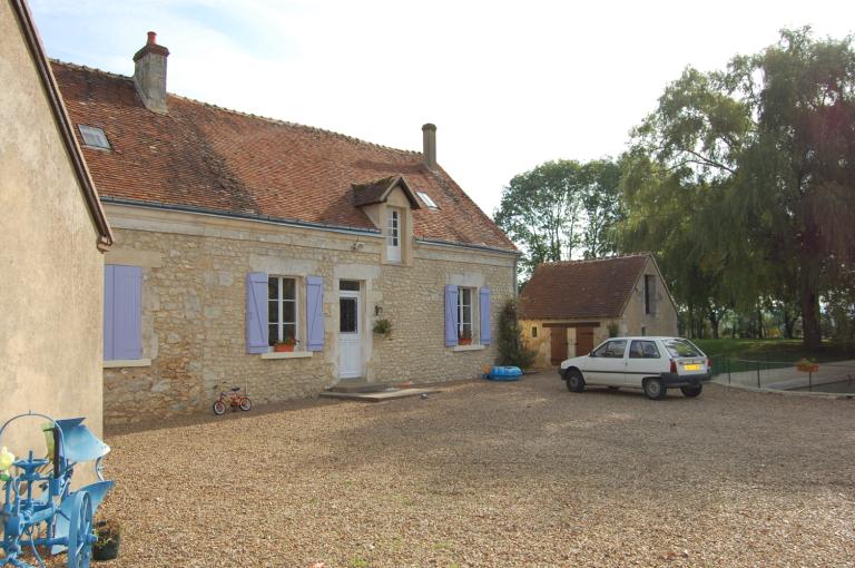 Vue d'ensemble du logis principal et du toit à porcs, depuis l'ouest.