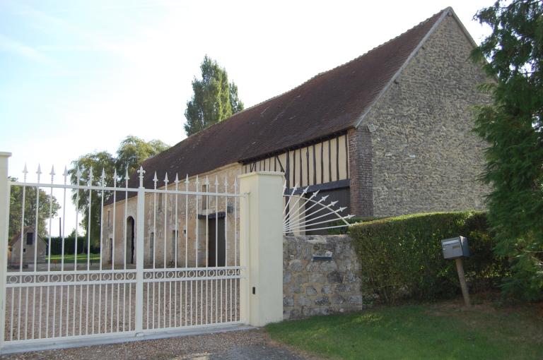 Vue générale de la grange-étable et du hangar, depuis la voie publique (à l'ouest).