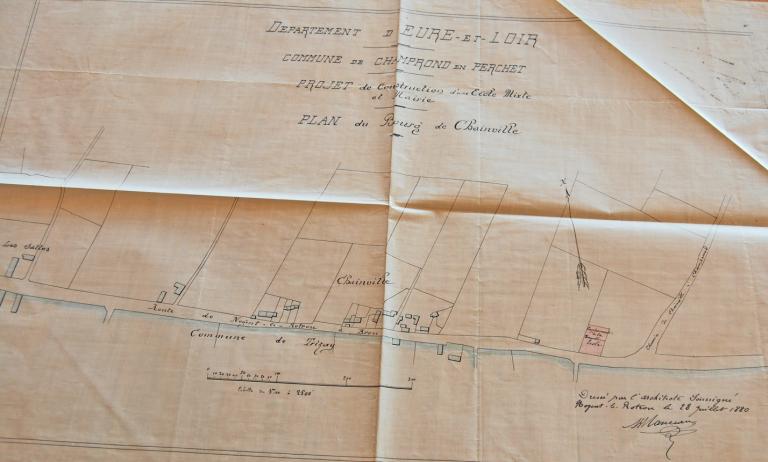 Projet de construction d'une école mixte et mairie, plan de localisation prévue par rapport au bourg dressé par l'architecte Manceau le 28 juillet 1880. (Archives départementales d'Eure-et-Loir, 2 O 643).