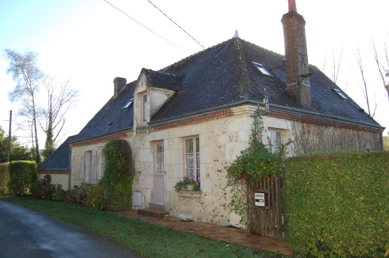 Vue générale depuis le nord-ouest. ; Chemin du Vieux Puits, maison n°2, à étage de soubassement (étudiée).