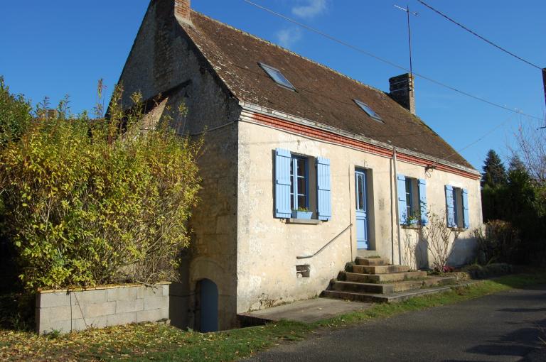 Bourg, maison. ; Chemin du Vieux Puits, maison n°1, en rez-de-chaussée surélevé (étudiée). ; Vue générale de la maison 1 depuis l'ouest (état en 2008).