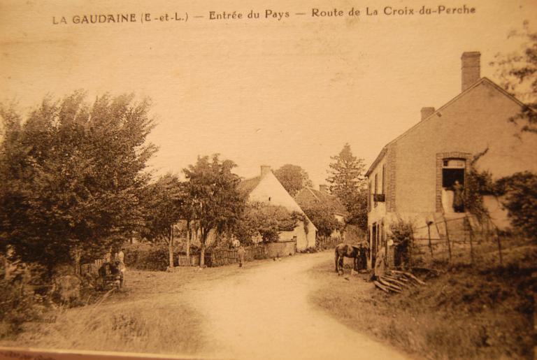 Entrée du bourg depuis le sud-est (carte postale du début du 20e siècle).