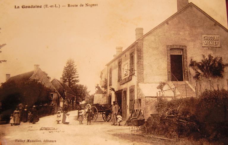 Vue générale depuis le sud (carte postale ancienne, début 20e siècle). ; Entrée du bourg, charronnerie et café Renault (carte postale du début du 20e siècle).