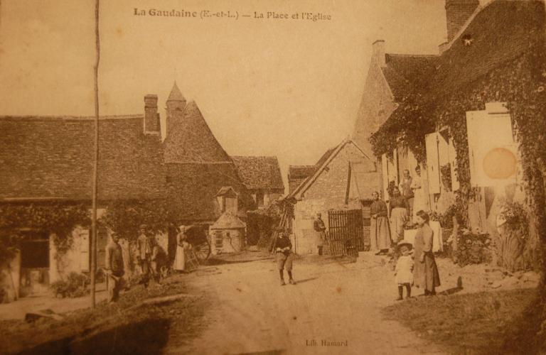 Bourg de La Gaudaine (carte postale du début du 20e siècle). ; Vue du centre bourg et de la maison 1 à droite (carte postale ancienne, début 20e siècle).