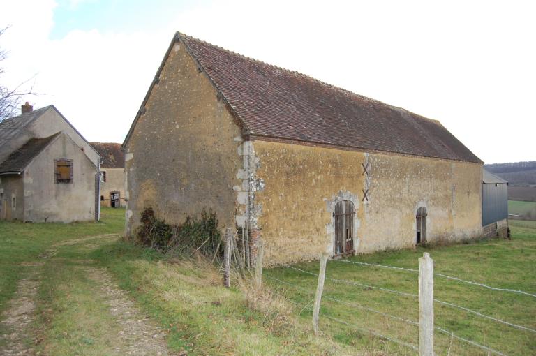 Vue générale de la ferme depuis le nord-ouest. ; L'Austrasie, ferme. ; L'Austrasie, ferme à cour ouverte (étudiée).