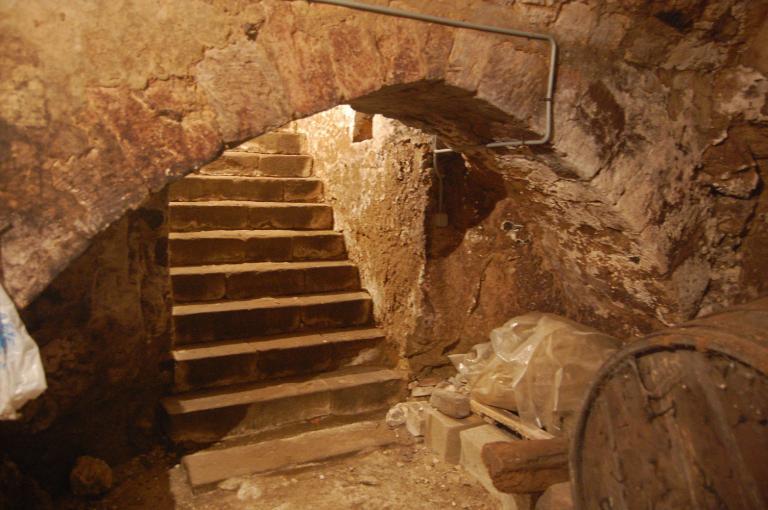 Intérieur, escalier d'accès à la cave.