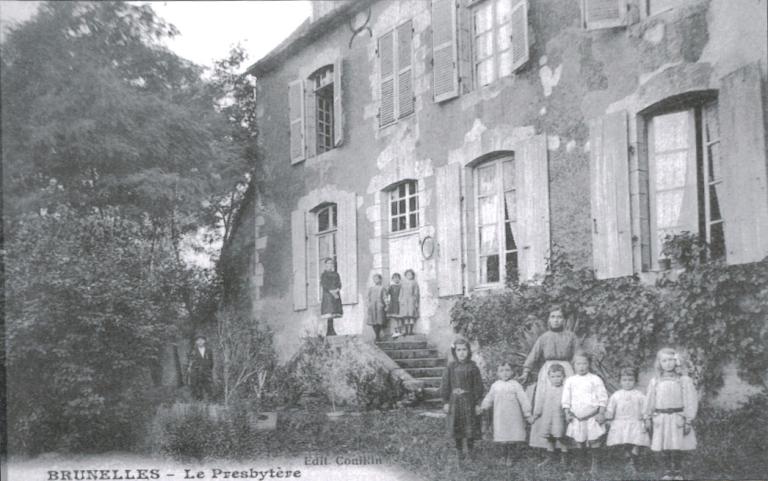 Élévation est du presbytère (carte postale ancienne, début 20e siècle).