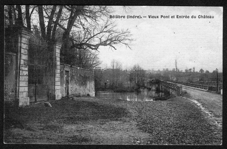 Le vieux pont et l'entrée du château.