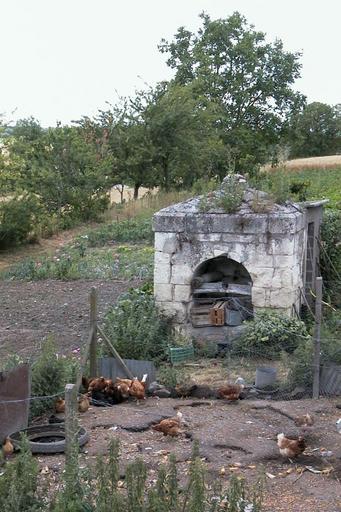 Puits d'une ancienne ferme en face l'église.
