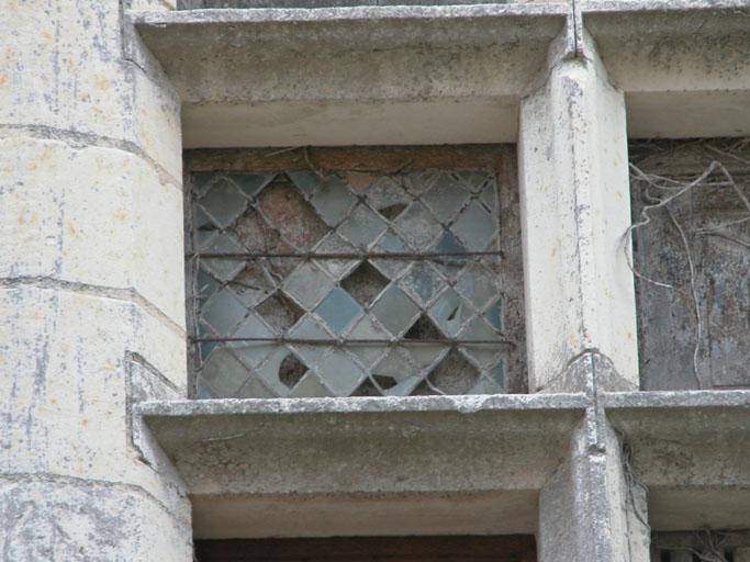 Détail des verres mis en plomb sur une baie du premier étage.