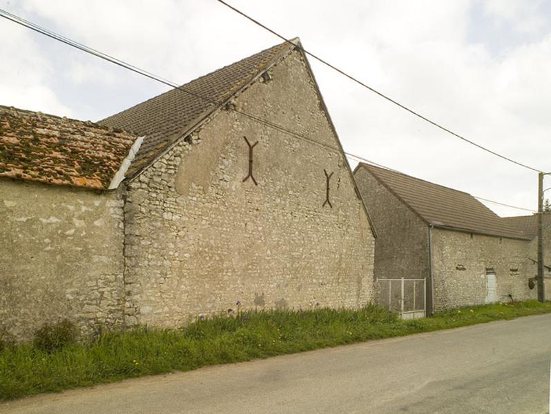 Pignon sud-est longeant la route.