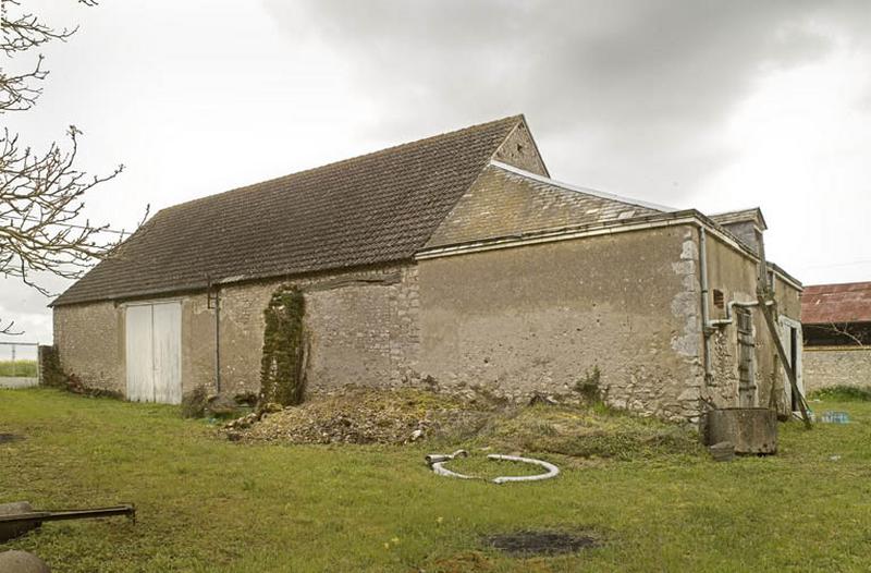 Façade nord-est et dépendances cachant le pignon nord-ouest.