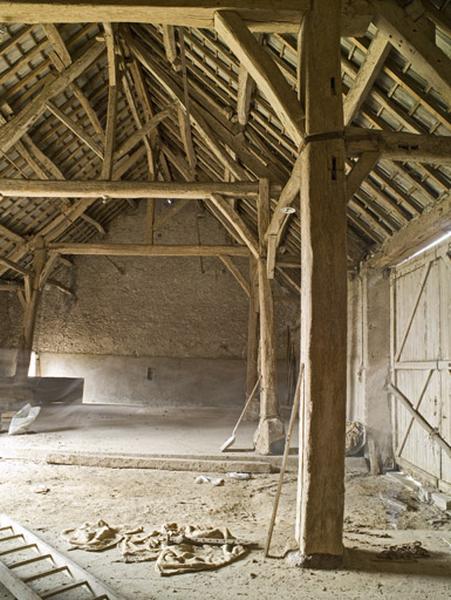 Intérieur de la grange vue vers le nord-ouest.