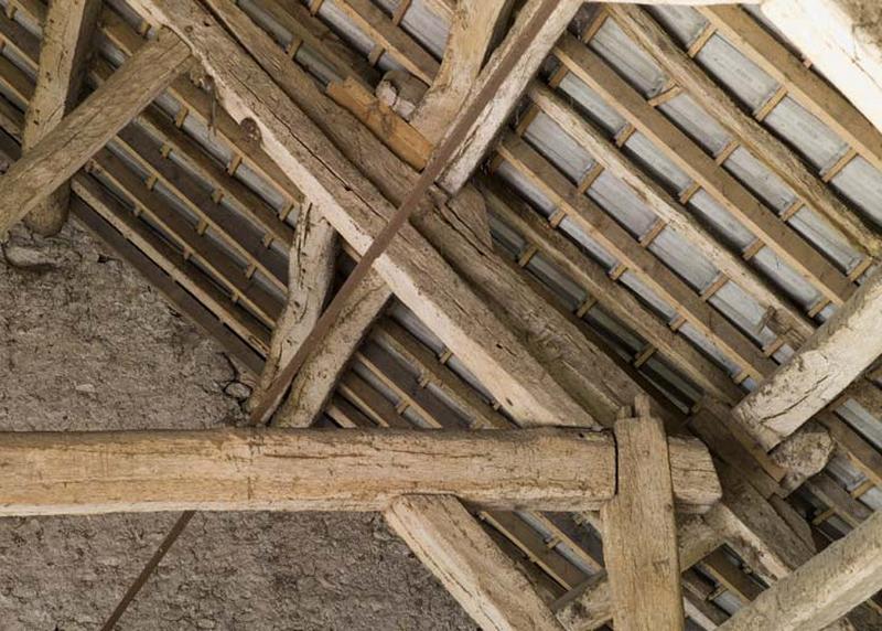 Tête du poteau III nord-est et départ de la ferme III de la charpente (face sud-est).