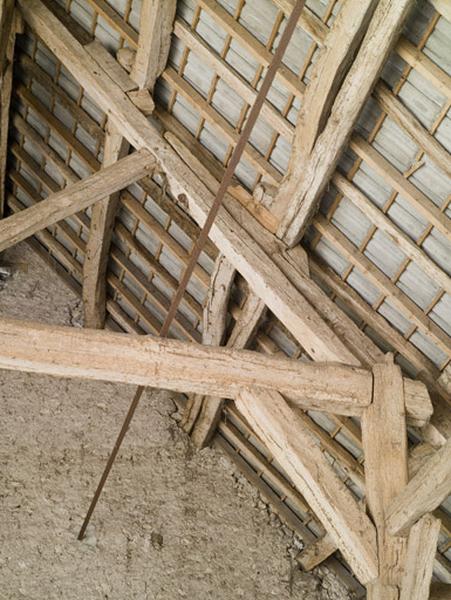 Tête du poteau III nord-est et amorce de la ferme de la charpente (face sud-est).