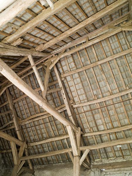 Vue partielle du versant nord-est de la charpente au droit des poteaux II et III.